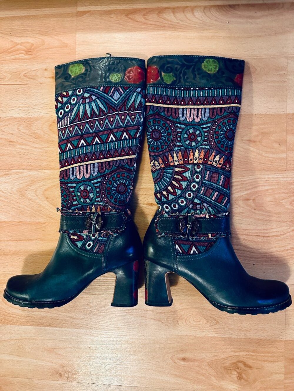 Make a statement with these gorgeous L'Artiste knee-high boots in Size 7. - Picture 2 of 10